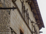 <center>Cordes-sur-ciel. La maison du Grand Écuyer.</center>La façade de la maison du Grand Écuyer est une des plus raffinée de Cordes. Les sculptures d'une femme ailée, d'un soldat avec des pattes de lion, d'une femme avec des pattes de rapace, des dragons, évoquent peut-être les symboles de l'alchimie.