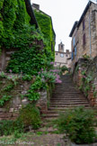 <center>Cordes-sur-ciel.</center>La porte de l'Horloge (XIVème / XVIème siècle). Elle a été édifiée dans la quatrième enceinte de la cité. Elle a été aménagée au XVIIe siècle pour recevoir l'horloge. La niche au dessus du porche abritait une statue de la Vierge avec une lampe à huile à ses cotés. L'huile provenait de donations des habitants. La pierre carrée en relief sur la gauche portait le nom des consuls qui ont fait installer l'horloge.