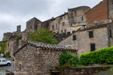 <center>Cordes-sur-ciel.</center>Une lecture des restes de remparts révèle que les premiers murs sont bâtis avec les pierres calcaires locales. Plus tard, des briques et des pierres de carrières plus lointaines sont utilisées : carrière de Corrompis dans la commune des Cabannes et grès rouge de Salles. Les murs ont probablement été construits par les habitants eux-mêmes : les parcelles comprenaient une maison donnant sur la rue, un petit jardin derrière, clos par un mur aveugle dont l'entretien est à la charge de l'habitant.

Conformément au traité de Paris de 1229, Jeanne, fille unique de Raymond VII de Toulouse, épouse en 1241 Alphonse de Poitiers, frère du roi Louis IX. Le comté de Toulouse, jusqu'alors autonome, est rattaché à la couronne de France à la mort d’Alphonse II et de Jeanne en 1271. Jamais conquise, Cordes devient ainsi terre de France en 1370.