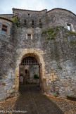 <center>Cordes-sur-ciel. La porte Jane</center>C'est l’un des derniers témoins majeurs des remparts qui protégeaient autrefois la cité. Conçue au XIIIe siècle dans le cadre de l’extension des fortifications urbaines, elle illustre à merveille l’évolution des techniques défensives de l’époque. Avec ses tours massives et son système de salles surplombant le passage, elle constituait un point d’entrée stratégique, mais aussi une véritable barrière contre les assaillants.  L’accès à la ville était contrôlé par une herse et sans doute par un pont-levis, un dispositif classique à l’époque. La robustesse de la porte et l’épaisseur des murailles attenantes témoignent de l’importance accordée à la défense.