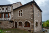 <center>Cordes-sur-ciel.</center>Les habitations sur la gauche de la rue Chaude sont en partie creusées dans le calcaire. Les rues 