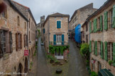 <center>Cordes-sur-ciel. Musée Charles Portal.</center>Les artisans installés dans la nouvelle ville profitent de l'essor économique dû à une longue période de paix. Les familles s'enrichissent et d'artisanes, deviennent bourgeoises et marchandes. Ces familles décident alors de montrer leur richesse en signe de puissance et commence la construction de maisons gothiques. Ces bâtisses à architecture voisine réunissent atelier, entrepôt et magasin au rez-de-chaussée, habitation au premier étage et greniers au second étage. Une cour et des bâtiments annexes occupent l'arrière de la construction. Ces demeures confortables sont bâties entre la fin du XIIIe et le milieu du XIVe siècle. Cette durée relativement courte donne une unité architecturale à la bastide, lui valant le surnom de « Cité aux Cent Ogives ». Son âge d'or dure du XIVe au XVIe siècle avec un maximum de 5 500 habitants
