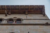 <center>Cordes-sur-ciel. La maison du Grand Écuyer.</center>La façade de la maison du Grand Écuyer est une des plus raffinée de Cordes. Les sculptures d'une femme ailée, d'un soldat avec des pattes de lion, d'une femme avec des pattes de rapace, des dragons, évoquent peut-être les symboles de l'alchimie.