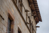 <center>Cordes-sur-ciel. La maison du Grand Écuyer.</center>Comme sur plusieurs autres façades de Cordes, des ferrures terminées par un anneau sont scellées dans le mur. Ces anneaux se retrouvent en Italie, où on enfilait des bâtons, les jours de fêtes, pour tendre des tapisseries ou des étoffes précieuse