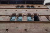 <center>Cordes-sur-ciel. La maison Gaugiran </center>Les chapiteaux des colonnettes sont très ornés (feuillage, figures humaines, bestiaire). L'intérieur de la salle du premier étage conserve des fresques à dessin géométrique du 14e siècle.