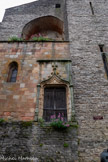 <center>Cordes-sur-ciel. L’église Saint-Michel.</center>La porte primitive, qui se trouvait sur cette façade, a été condamnée suite à l'abaissement du sol de la place et ouverte sur le flanc sud.