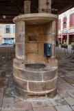 <center>Cordes-sur-ciel. Les halles.</center>Le puits sous la Halle a une profondeur de 113,50 m avec une hauteur d'eau invariable de 12,50 m avec un faible débit. Il est creusé dans la roche vive sur les 15 premiers mètres, et il est ensuite entouré de maçonnerie jusqu'au fond, lui même dallé. Ce puits est un mystère car la cité est pourvue d'autres puits moins profonds et de sources à l'intérieur de la première enceinte.  C'était peut-être un essai infructueux de trouver une nappe abondante. C'est un des plus profonds puits médiévaux de France. Énigmatique pour certains : la légende des inquisiteurs, les hypothétiques galeries, les anomalies géomagnétiques, la non verticalité… La légende, qui n’en est peut-être pas une, raconte qu’en 1233 les Cordais se seraient révoltés contre les Inquisiteurs : ils en auraient jeté trois au fond du puits. A l’époque, Cordes sur Ciel soutenait en effet les Cathares contre le Pape et le roi de France, et subissait à ce titre l’inquisition.