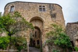 <center>Cordes-sur-ciel. La porte de Rous</center>La porte, en arc de plein cintre, est dotée de deux rainures de herse. Une meurtrière à étrier au-dessus de la porte permet de défendre la première herse.

La porte a été remaniée au cours des siècles : elle a perdu ses créneaux et des ouvertures à meneau ont été percées. Le rôle défensif s'est effacé au profit d'un rôle d'habitation.