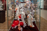 <center>Cordes-sur-ciel. Le musée des Arts du sucre et du chocolat</center>La Dame Blanche.
Les sujets, le tableau et la boule sont en pastillage. Le feuillage et les fleurs sont en sucre tiré. La fleur blanche est en pastillage et en sucre candi.
Temps de réalisation : 20 h.