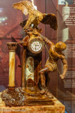<center>Cordes-sur-ciel. Le musée des Arts du sucre et du chocolat</center>Homme en chocolat. Le socle est en chocolat noir recouvert de marbré et la colonne en chocolat blanc habillé de dioxyde de titane pour obtenir un blanc intense. L'aigle, l'homme et la pendule sont en chocolat sculpté.