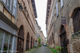<center>Cordes-sur-ciel. La maison Gaugiran </center>C'est une maison construite au Moyen Âge par une riche famille cordaise. Elle fait partie des édifices qui ont valu au village de Cordes-sur-Ciel le surnom de la « cité aux cent ogives » pour sa grande proportion d'édifices civils gothiques. Comme toute maison gothique, elle possède trois étages.

Au rez-de-chaussée, elle est ouverte sur quatre arcades en ogive. Au premier étage, huit baies géminées sont disposées en deux groupes de 2. Le second étage est la copie du premier, les ouvertures étant alignées en hauteur.

La cour intérieure est remarquable par son escalier en bois sui relie la cour aux galeries des étages. A l'exception de l'escalier remanié, cette disposition reflète bien le type de communication entre les pièces eu Moyen Âge.
