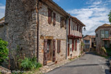 <center>Cordes-sur-ciel.</center>L'histoire de Cordes précédant la bastide ne signifie pas une absence de peuplement. Des vestiges d'un château fort semblent avoir subsisté jusqu'au XVIIe siècle, témoin d'une occupation antérieure à la construction de la bastide. Toutefois, ce foyer de population est trop faible pour être le siège d'une paroisse. À cette époque, il existe probablement des ateliers de travail du cuir au bord de la rivière Cérou.