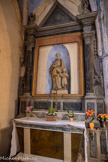 <center>Monestiès. L'église Saint-Pierre.</center>Chapelle Saint Joseph. Retable de la troisième chapelle nord : deux colonnes à chapiteau corinthien soutiennent un entablement et un fronton triangulaire. 18e siècle. Bois : taillé, peint (faux marbre).