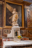 <center>Monestiès. L'église Saint-Pierre.</center>Retable de la première chapelle sud. Le tableau est encadré par deux pilastres et surmonté d'un fronton triangulaire. Tableau : Saint Bernard. La colombe du Saint-Esprit apparaît dans le coin supérieur gauche du tableau. Bois : taillé, peint, doré ; toile (support) : peinture à l'huile. 4e quart 17e siècle.