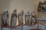 <center>Monestiès.</center>À gauche un groupe de 4 hommes et une femme, parmi lesquels on trouve Louis Ier d'Amboise (tenant un morceau du Linceul), puis Joseph d'Arimathie, Saint Jacques puis Saint Jean (tenant la couronne d'épines), et enfin Marie-Jacob.  Ici, Louis 1er d'Amboise  d'Amboise, évêque d'Albi, est  représenté sous les traits de Joseph d'Arimathie qui est, normalement, celui qui tient le Linceul.