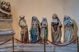 <center>Monestiès.</center>À droite se trouve un groupe de 4 femmes et un homme. Nicodème tenait à l'origine un morceau du linceul, puis vient Marie et trois autres femmes (dont Marie-Madeleine).