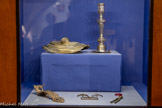 <center>Le musée Lapérouse.</center>Bougeoir (argent) - pied de chandelier - verroterie rouge - élément de décoration - petit compas a dessin (laiton) - boucles de chaussure (laiton)