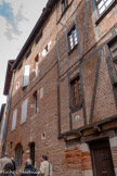 <center>Albi</center>La rue d’Engueysse, qui porte le nom de la famille Gueysse, constitua jusqu'au XVIIIe siècle, une artère vitale pour la circulation des marchandises provenant du Port Vielh et du pont Vieux vers la ville et la place de la Pile.