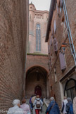 <center>La cathédrale Sainte-Cécile</center>La Temporalité.
Le nom de cette rue rappelle l’emplacement du bâtiment de la Temporalité, tribunal des affaires civiles (vols, homicides coups et blessures) qui permettait à l'évêque, seigneur de la ville, de rendre la justice au nom de son pouvoir temporel.
En suivant son tracé, on longe le site de l'ancienne cathédrale avec son cloître et l'on peut mieux saisir les similitudes architecturales entre la cathédrale Sainte-Cécile et le palais de la Berbie.