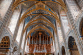 <center>La cathédrale Sainte-Cécile</center>Une galerie intérieure est ajoutée pour ceinturer la cathédrale au niveau du bas des baies. Cette tribune est assise sur des voûtes s'appuyant sur les contreforts et des ouvertures ont été percées dans la masse de ces derniers pour assurer la continuité du cheminement. Le début des décorations de la voûte se situe autour de l'année 1509 et l'achèvement des voûtes date de 1512. La rapidité d'exécution s'explique par le nombre d'artistes : neuf signatures ont été répertoriées dans des recoins de la cathédrale et chacune concernait le chef d'un atelier.