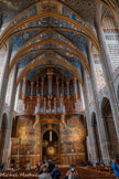 <center>La cathédrale Sainte-Cécile</center>Les voûtes de la cathédrale d’Albi conservent le plus grand programme pictural de la Renaissance, réalisé en France par une équipe de peintres italiens. Ce grand décor, exécuté entre 1509 et 1512, est dû à l’initiative de Louis II d’Amboise, évêque d’Albi de 1503 à 1510 (à la suite de son oncle, Louis Ier). Poursuivant la politique artistique de son oncle, qui a fait sculpter le fameux chœur canonial flamboyant et peindre le Jugement dernier sur le mur occidental, Louis II achève la décoration de sa cathédrale en couvrant les voûtes d’un somptueux décor qui transforme l’édifice gothique en un grandiose sanctuaire « à l’antique », première illustration picturale de la Renaissance en France. Les voûtes, les parois des tribunes et les chapelles de la cathédrale associent habilement un programme iconographique de grande portée à une mise en scène grandiose. Sur les voûtes à croisées d’ogives, soulignées par des frises, des candélabres et des grotesques à la manière antique, se déploie un ensemble de scènes sur fond azur et rinceaux d’argent. Cinq des grands voûtains triangulaires ont reçu les principaux thèmes de la Révélation, de l’Annonciation à la Parousie en passant par la Transfiguration, l’Apparition au cénacle et le Couronnement de la Vierge, pour rappeler les temps forts de l’alliance de Dieu avec l’humanité. S’y ajoute la présence des prophètes et des rois de l’ancienne Loi qu’entourent les apôtres et les martyrs, les docteurs de l’Église et les saints protecteurs.