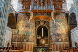<center>La cathédrale Sainte-Cécile</center>La vaste surface du mur occidental aveugle est utilisée pour représenter un Jugement dernier de 270 m2, la plus grande fresque médiévale de la France méridionale. L'enduit léger n'efface pas le relief des briques, conférant un aspect particulier à la peinture. Louis II d'Amboise, neveu de son prédécesseur, est un familier de la cour du roi Louis XII qu'il accompagne durant les guerres d'Italie en 1502. L'année suivante, il est nommé évêque d'Albi et fait venir des artistes peintres d'Italie. Outre sa connaissance de ce pays, son frère, Charles II d'Amboise est grand découvreur d'artistes italiens ; c'est par son entremise que Léonard de Vinci aurait rencontré le roi François Ier. Louis a découvert, dans la région frontalière entre Lombardie et Émilie, un foisonnement d'ateliers de maîtres décorateurs. Plusieurs d'entre eux sont séduits par le projet du nouvel évêque et installent leur atelier à Albi.