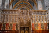 <center>La cathédrale Sainte-Cécile</center>Au-dessus de la porte centrale, sous le jubé, sainte Cécile, patronne de la cathédrale et patronne de la musique, invite tout ce monde à chanter la louange de Dieu. Le portail ouest est la seule partie voûtée avec la stalle de l'évêque surmontée d'un baldaquin ouvragé. La fine découpe des pierres du jubé et le foisonnement de sculptures l'ont fait appeler « dentelle de pierre