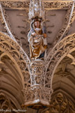 <center>La cathédrale Sainte-Cécile</center>Au-dessus de la porte centrale, sous le jubé, sainte Cécile, patronne de la cathédrale et patronne de la musique, invite tout ce monde à chanter la louange de Dieu.