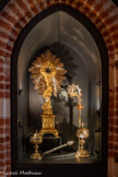 <center>La cathédrale Sainte-Cécile</center>Crosse épiscopale de Monseigneur Lyonnet. 
Bronze doré, émail. Cette crosse épiscopale a été réalisée en 1867 par l'orfèvre parisien Placide Poussielgue- Rusand d'après un dessin de Viollet-le-Duc initialement réalisé pour une crosse de la cathédrale Notre-Dame de Paris. Ce modèle, inspiré des crosses médiévales, a largement été copié et diffusé. <br>Ciboire (D).
Pierre-Henry Favier (orfèvre. Paris) 1860. Argent repoussé, fondu, ciselé et doré ; saphir, diamants. Ce grand ciboire présente une iconographie particulièrement riche. Sur le pied sont représentées des scènes de la Passion du Christ - Jésus couronné d'épines, la Flagellation, le Portement de croix - et sur la coupe figurent les trois vertus théologales : la Foi, l'Espérance et la Charité. 
<br>Ciboire de Monseigneur Brault (G)
Jean-Charles Cahier (orfèvre, Paris) 1819-1833 Argent repoussé, ciselé, fondu, doré et gravé. 
<br>Goupillon.
Favier Frères (orfèvres, Lyon). Après 1838. Argent fondu et ciselé. L’aspersion d’eau bénite des objets et des fidèles se fait grâce ou seau et au goupillon, qui a remplacé la branche de rameau.