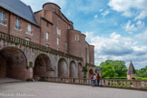 <center>Le palais de la Berbie.</center>La courtine de Bernard de Castanet est renforcée par des contreforts hémisphériques (côté jardins). Enfin, il lance deux courtines à l’ouest et à l’est, qui dévalent les escarpements vers le fleuve, créant ainsi de nouveaux espaces dépendants du palais et permettant une fuite éventuelle vers le Tarn.