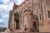 <center>La cathédrale Sainte-Cécile</center>Côté sud, son allure de forteresse est tempérée par la porte de Dominique de Florence (v. 1400) et par le porche ou « baldaquin » (v. 1530), chef-d'œuvre du gothique flamboyant.