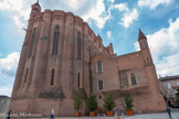 <center>La cathédrale Sainte-Cécile</center>Sainte-Cécile, plus grande cathédrale de briques au monde, s'apparente, par sa forme et la simplicité de ses lignes, aux églises gothiques du Midi toulousain, mais elle les surpasse par son ampleur et l'élan de ses contreforts, harmonieusement arrondis et répartis. Partie orientale, première construite ; les bâtiments à droite sont sur l'emplacement de l'ancienne cathédrale.