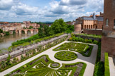 <center>Le palais de la Berbie.</center>Les jardins du palais de la Berbie sont caractéristiques des jardins classiques : arabesques de buis taillés sur lit de graviers blancs simplement accompagnés en période estivale d’un fleurissement de qualité. Un jardin s’occupe de l’entretien exclusivement de façon naturelle puisque tout traitement chimique est prohibé, de la taille des jardins et du fleurissement estivaux.