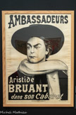 <center>Musée Toulouse-Lautrec</center>Imprimerie Charles Lévy
Ambassadeurs/
Aristide/BRUANT/ dans son Cabaret
1892
Lithographie en noir et blanc.
Paris, musée Carnavalet-Histoire de Paris. Aristide Bruant est un chanteur très connu à l’époque de Toulouse- Lautrec. Ils se rencontrent au cabaret Du Chat Noir et deviennent amis. Plus tard, Bruant est invité à chanter aux Ambassadeurs, et demande à Lautrec de créer une affiche pour lui. Toulouse-Lautrec le représente de profil avec sa cape, son grand chapeau noir, une écharpe rouge et son bâton à la main. C’est un succès !  L’affiche est collée partout à Paris.