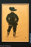 <center>Musée Toulouse-Lautrec</center>Henri de Toulouse-Lautrec
Aristide Bruant au Mirliton
1893
Lithographie au pinceau, au crayon et au crachis, en une couleur (pierre de trait en noir)
Albi, musée Toulouse-Lautrec.
Don de Maurice Guibert
De plus petit format, cette affiche se décline en plusieurs versions avec différents textes ajoutés sur le côté de la représentation de Bruant. Ce dernier en couvre la devanture de son café du Mirliton. L’image est également réutilisée comme illustration d’un recueil de textes de Bruant ainsi que comme couverture du journal Le Mirliton et d’un livre qui lui est consacré. Cette déclinaison sur différents supports permet d’imposer la silhouette de Bruant dans la mémoire collective. Elle est ainsi reprise par ses contemporains tels que Louis Borgex.