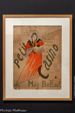 <center>Musée Toulouse-Lautrec</center>Henri de Toulouse-Lautrec
May Belfort. Petit Casino
1895
Lithographie au pinceau, au crachis et au crayon, en quatre couleurs (pierre de trait en vert olive, pierres de couleurs en rouge, noir et jaune)
Paris, Bibliothèque nationale de France, Département des Estampes et de la Photographie.
Fasciné par cette chanteuse irlandaise, Toulouse-Lautrec l’érige en modèle de prédilection pour un temps et lui crée une affiche. Costumée à la mode enfantine et chantant en anglais, May Belfort, de son vrai nom May Egan, connaît alors à Paris un succès important, mais éphémère. Ces deux versions de l’affiche se distinguent par le texte inscrit, appelé « la lettre », et le traitement de la robe, tantôt en amples tracés accentuant le déhanché, tantôt en aplat donnant plus de monumentalité à la figure.