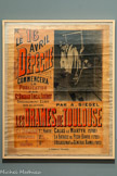 <center>Musée Toulouse-Lautrec</center>Henri de Toulouse-Lautrec
Le Pendu
1892
Lithographie en couleurs.
Toulouse, musée des arts précieux Paul-Dupuy (inv. 56.8.1)
Cette affiche annonce la parution en feuilleton des Drames de Toulouse d’A. Siègel dans La Dépêche du Midi. Son format est caractéristique des affiches de librairie de la première moitié du XIXe siècle, composées d’une lithographie intégrée sur un fond de texte. Toulouse- Lautrec illustre l’affaire Calas (XVIIIe siècle) et représente la découverte du corps pendu du fils de Jean Calas. Afin d’épargner à son fils le traitement réservé aux suicidés, Jean Calas maquille le suicide en assassinat. La justice l’accuse alors d’avoir tué son fils pour l’empêcher de se convertir au catholicisme, lui-même étant calviniste, et le fait exécuter. Voltaire mène ensuite un combat pour prouver l’innocence de Calas.