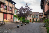 <center>Albi</center>Le quartier du Castelviel est le berceau de la Ville, ses placettes entourées de maisons médiévales en font une véritable carte postale, comme cette place Savène médiévales à colombages, son sol pavé et ses «solelho», greniers ouverts destinés au stockage ou au séchage des denrées alimentaires. son sol pavé et ses «solelho», greniers ouverts qui étaient destinés au stockage ou au séchage des denrées alimentaires..