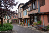 <center>Albi</center>Quartier du Castelviel. Place Savène. Le berceau de la Cité épiscopale correspond à l'actuel quartier du Castelviel.
Pour les premiers habitants de l'âge du bronze, cet éperon rocheux situé entre le ravin du Bondidou et la rivière, offre des défenses naturelles commodes à renforcer et se situe à proximité d’un passage à gué sur le Tarn. Cet oppidum réunit ainsi des conditions favorables à un établissement humain précoce. Albi devient siège d’un évêché au début du IVe siècle et par là-même, le chef-lieu d’un diocèse.
Les premiers comtes d’Albi apparaissent au VIe siècle ; ils cumulent bien souvent le pouvoir civil avec des fonctions religieuses. Face aux invasions successives des Wisigoths, puis des Francs, la cité se protège derrière des murailles qui englobent le plateau triangulaire du Castelviel et l’espace qui sera dévolu plus tard à l’ensemble épiscopal.
