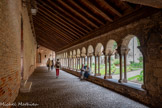 <center>Albi</center>Le cloître Saint-Salvi. Après les destructions de la Révolution, seule subsiste aujourd’hui la galerie méridionale. Elle associe des formes romanes comme les arcs en plein-cintre ou les chapiteaux à personnages, à des éléments gothiques, tels que des gâbles aigus sur les piliers d'angles ou les motifs végétaux.
