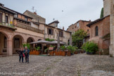 <center>Albi</center>A droite, une absidiole romane de la Collégiale Saint-Salvi