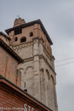 <center>Albi</center>Collégiale Saint-Salvi. La construction commence avec l'érection de la tour nord vers 1060-1080. Ce campanile avait un rôle plus étendu que celui d'abriter des cloches. Sa situation sur le point le plus haut de la ville en faisait un observatoire idéal dans sa défense, du haut de la gachole, petite tourelle de guet surmontant le clocher, dont le nom occitan signifie surveillance. Il est bien plus haut que le clocher de l'ancienne cathédrale romane construite en contrebas. Tour septentrionale reflétant trois époques de construction.  La base de cette tour représentent un bel exemple de l'Art roman languedocien, avec ses murs renforcés d'appareillage en relief dans les angles et soutenant la toiture : lésènes et bandes lombardes. A la fin du XIIIe siècle, on surélève le clocher d'un étage. Sur une assise de brique, une corniche construite sur modillons à pointe de diamant rappelle des éléments architecturaux catalans de même époque. Au-dessus, une colonnade mince porte des arcs brisés en forme de trèfle. L'étage rouge de la tour nord date de 1382, il est en brique au vu cu coût et de la mode.