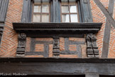 <center>Albi</center>Maison Enjalbert (XVIe siècle). Personnage païen au centre, signe d'une évolution des mœurs.