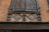 <center>Albi</center>Maison Enjalbert (XVIe siècle). Le pastel ou l’âge de l’or bleu (1450-1560).
Le pastel est une plante tinctoriale cultivée dans le triangle d'or délimité par le Lauragais, le Toulousain et l'Albigeois. Un bleu indélébile de grande qualité utilisé en teinture, était obtenu après broyage des feuilles, façonnage de « boules de cocagne », séchage et traitements divers.
Exporté de France vers divers pays d'Europe, son commerce favorisa la prospérité du Midi Toulousain et de l'Albigeois, surnommés « pays de Cocagne ».
Comme Toulouse, Albi conserve de nombreux hôtels Renaissance, vivants témoignages de ce renouveau économique et artistique.
