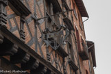 <center>Albi</center>Maison Enjalbert (XVIe siècle). Propriété privée, elle abritait pendant longtemps une pharmacie (comme l'indiquent les pmortiers sur l'enseigne) et maintenant le magasin de mode Caroll.
