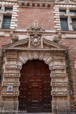 <center>Albi</center>Hôtel Reynès (XVIe siècle). A la fin du 15e siècle, Bertand Reynès, riche marchand de drap, semble faire fortune avec le commerce du pastel. Ses deux fils, Jean et Roger, développent l'activité commerçante de la famille partout en Europe.
Roger Reynès fait l'acquisition d'un îlot près de la porte du Vigan en 1521 pour y faire construire sa résidence. Elle est attestée en 1525 puisque mentionnée sur le cadastre de la gache du Vigan. La tradition voudrait qu'en 1533, il ait été envisagé que le couple royal François 1er et Eléonore d'Autrice ait été attendu en vain à Albi, ce qui explique la sculpture de leur buste sur l'élévation orientale de la cour. Louis de Reynès, gentilhomme ordinaire de Gaston d'Orléans, hérite de l'hôtel le 25 août 1607, qui demeure propriété des Reynès jusqu'en 1816. En 1925, la mairie d'Albi achète la partie ouest de l'hôtel pour la revendre dès 1928 à la Chambre de commerce qui procède à une réhabilitation, d'où l'inscription sur le cabochon de la porte d'entrée.