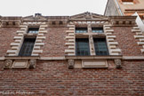<center>Albi</center>Hôtel Reynès (XVIe siècle). L'élévation sur rue, compte 5 travées réparties irrégulièrement de part et d'autre d'un portail monumental en pierre de taille. Au rez-de-chaussée, 5 baies carrées dont l'encadrement est en pierre de taille. A l'étage, une alternance de croisées et de demi-croisées dont l'encadrement présente un épais bossage surmonte un cordon saillant en pierre enrichi de mascarons sculptés