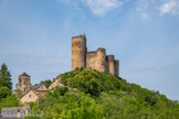 <center>Najac : Forteresse Royale. </center>Situé sur un promontoire rocheux dans un méandre de l’Aveyron, le castrum, ou bourg castral, se développe dès la fin du XIème siècle. Un village s'établit autour d'un premier château, constitué à l'origine d'une simple tour carrée encore visible aujourd'hui, relevant de l’autorité des comtes de Toulouse.
En 1249, la mort de Raymond VII, Comte de Toulouse, et le mariage de sa fille unique, Jeanne, avec Alphonse de Poitiers, frère du roi de France Louis IX entraîne des changements importants : outre l'extension du village (avec la bastide) et la construction de l'église St-Jean, le château est considérablement agrandi par l'adjonction de tours circulaires dont un immense donjon, affirmant ainsi sa vocation de forteresse militaire, dans un style importé du Nord de la France. Le site même, au sommet d'un éperon rocheux aux pentes escarpées, rend la place inabordable. Une description sommaire des défenses du château, une fois franchis les obstacles naturels, rend compte du fait qu'il n'y eut jamais de bataille rangée pour la possession de l'édifice.