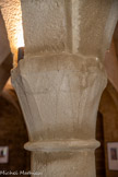 <center>Abbaye de Beaulieu-en-Rouergue  </center>Le cellier. Un chapitaeu avec vestiges de décoration.