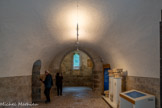 <center>Abbaye de Beaulieu-en-Rouergue  </center>La sacristie et la chapelle de l'abbé. Entre la salle capitulaire et l'église se trouve la sacristie couverte d'une voûte en berceau. Cette salle donne à l'est sur pièce carrée couverte d'un berceau qui devait être la chapelle de l'abbé. Attenante à l'église, la sacristie était utilisée pour conserver les objets nécessaires au culte. Les célébrants y revêtaient les ornements et les vêtements liturgiques.